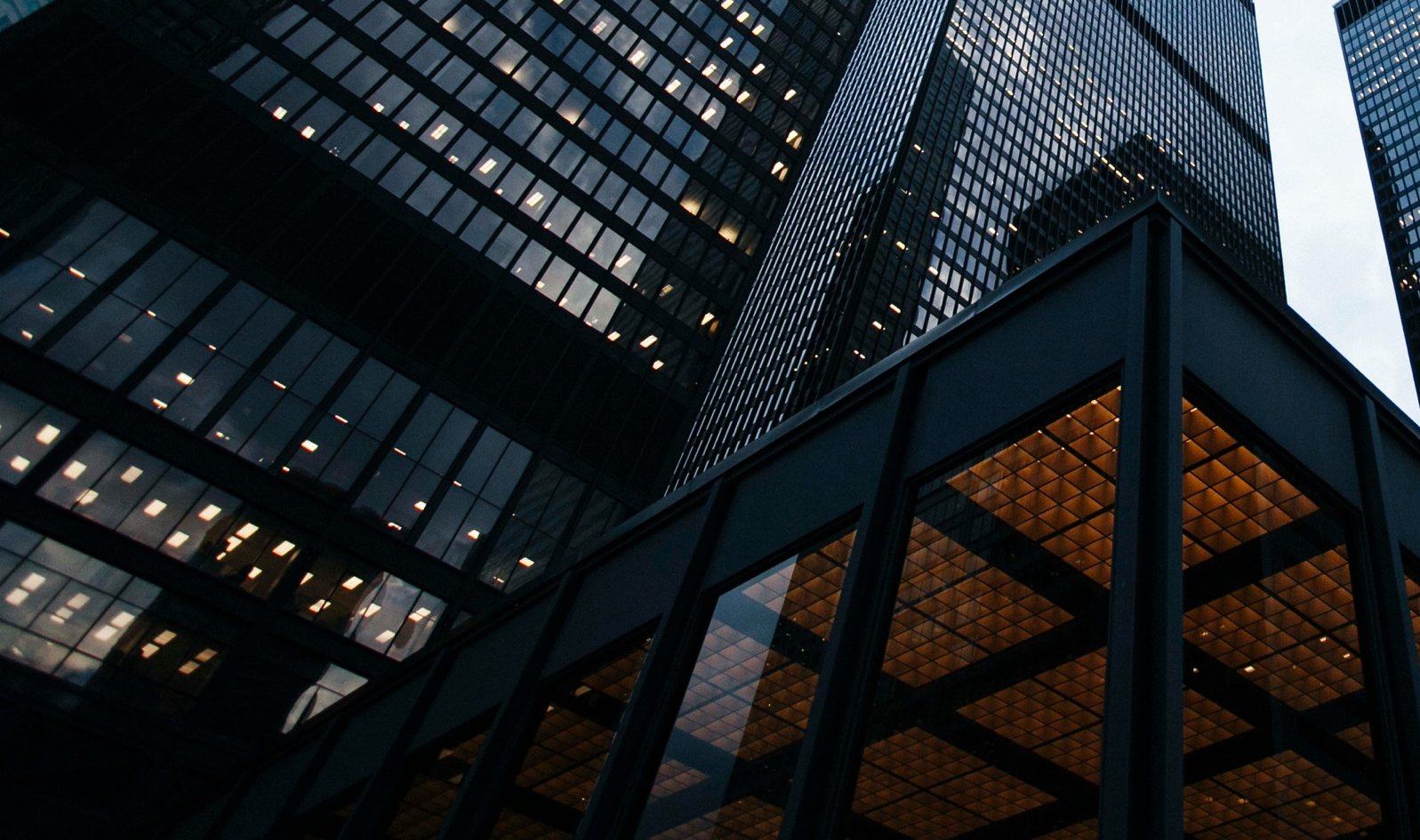 Verlicht glazen gebouw