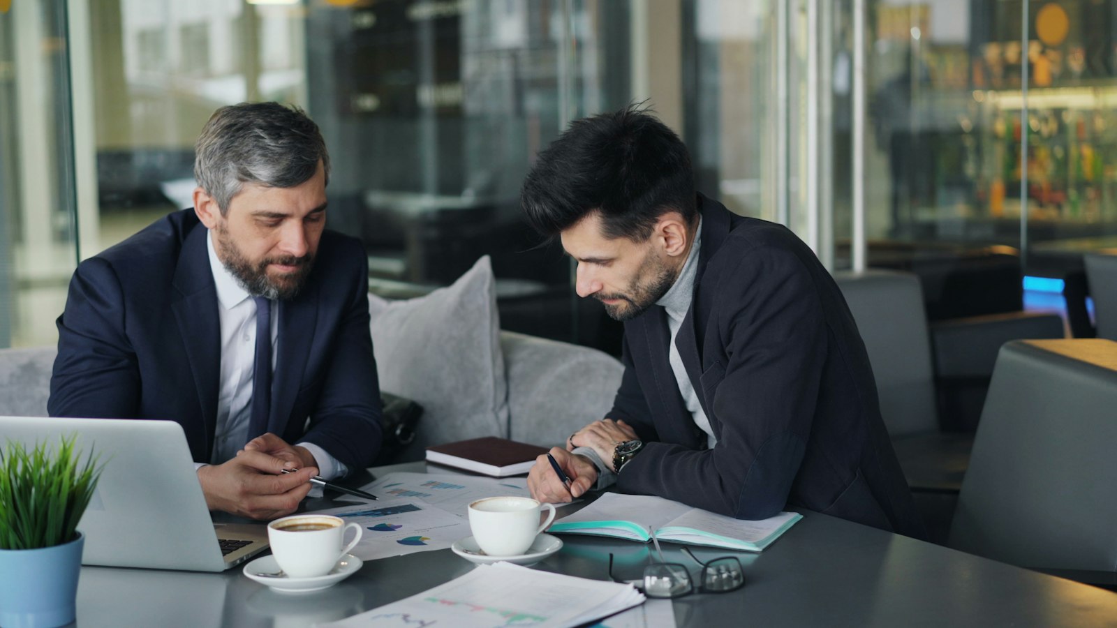 Twee professionals bekijken samen een dossier