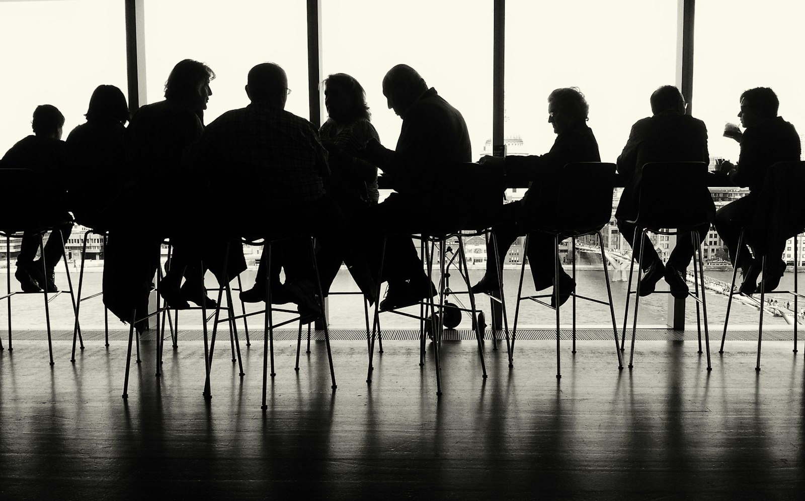 Team rond een vergadertafel als silhouet